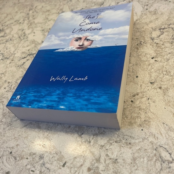 Paperback Book - She's come undone - Picture 2 of 5